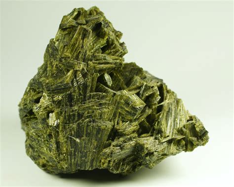  Epidote: Khám Phá Vật Liệu Khoáng Không Kim Loại Mới Cho Công Nghệ Cao và Ứng Dụng Sản Xuất