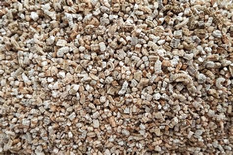  Vermiculite: Khám Phá Vật Liệu Silicate Kì Diệu Cho Công Nghệ Cách Nhiệt và Nông Nghiệp Hiện Đại!