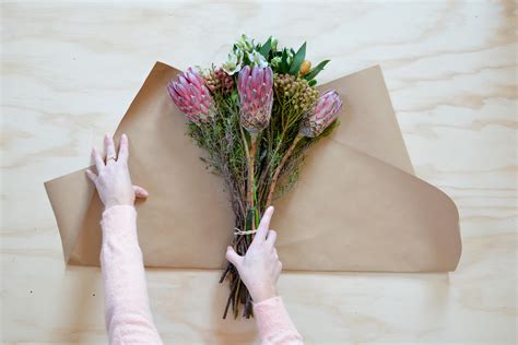 What Paper is Used to Wrap Flowers: A Dive into the Art of Floral Presentation